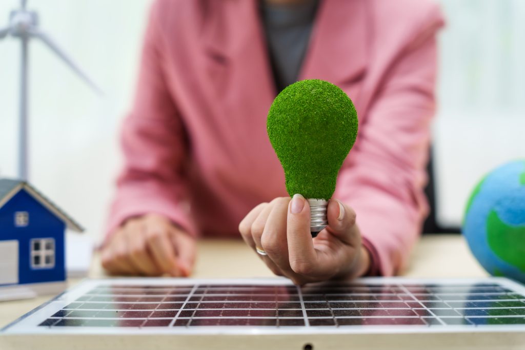bombilla ecológica sobre panel solar representando eficiencia energética