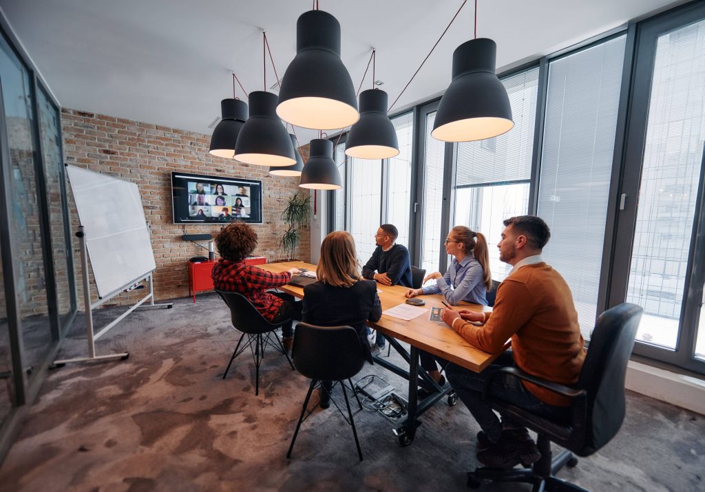 equipo de consultores en reunión asesorando a clientes